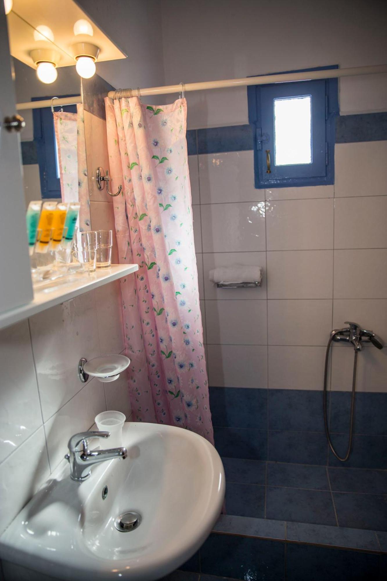 Togias Hotel Aegina エクステリア 写真