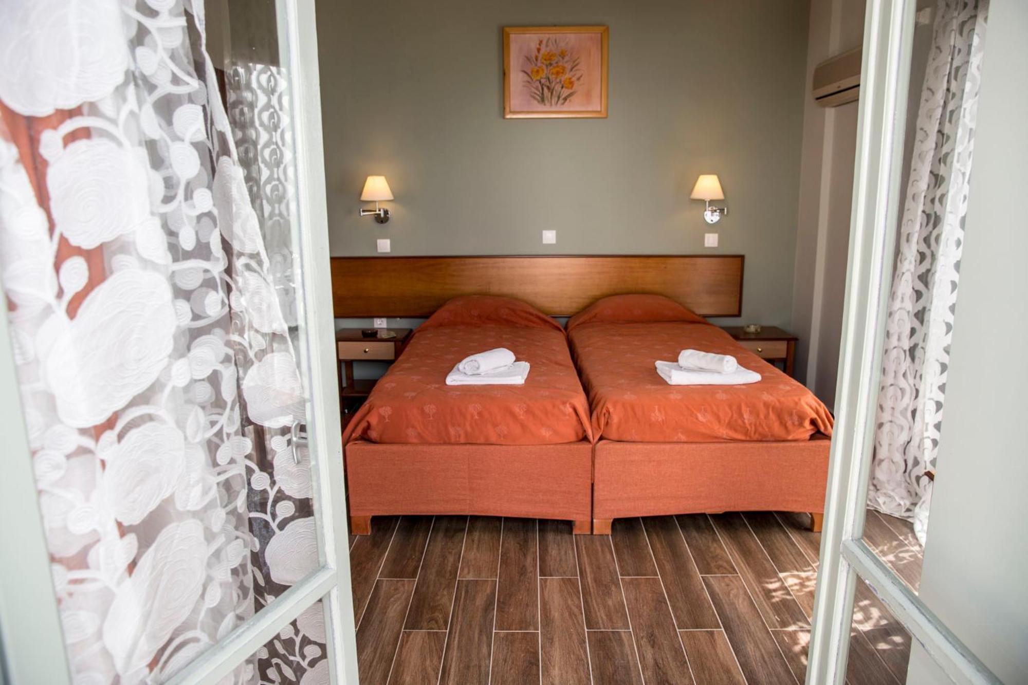 Togias Hotel Aegina エクステリア 写真