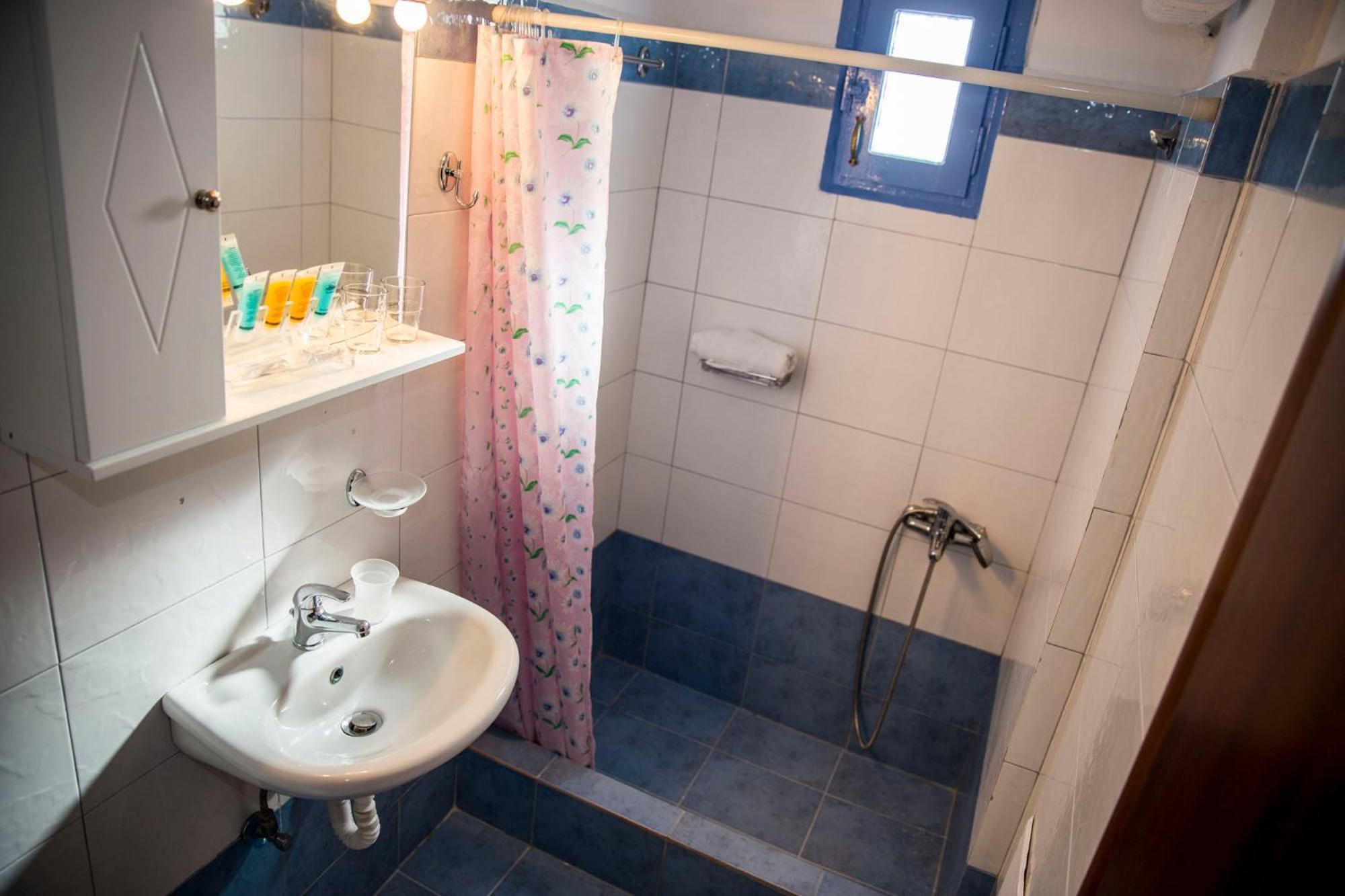 Togias Hotel Aegina エクステリア 写真